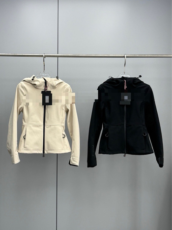 Ženska outdoor jakna u slim-fit kroju, s kapuljom, gumiranim stojećim ovratnikom i Softshell vjetrovka