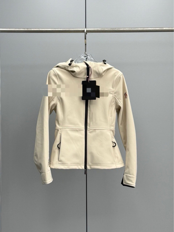 Ženska outdoor jakna u slim-fit kroju, s kapuljom, gumiranim stojećim ovratnikom i Softshell vjetrovka