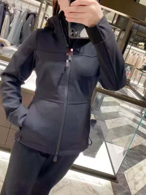 Ženska outdoor jakna u slim-fit kroju, s kapuljom, gumiranim stojećim ovratnikom i Softshell vjetrovka