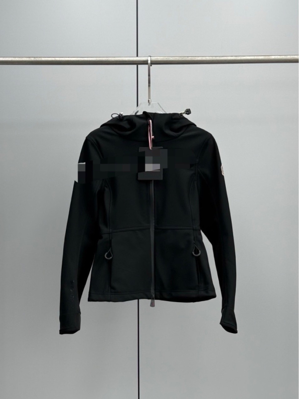 Ženska outdoor jakna u slim-fit kroju, s kapuljom, gumiranim stojećim ovratnikom i Softshell vjetrovka