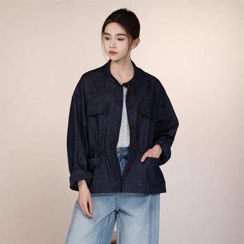 Retro trench kabát inšpirovaný kórejským štýlom, s jedným radom gombov, stojací golier, šnúrka v páse, voľný strih, ležérna elegancia