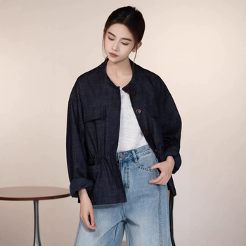 Retro trench kabát inšpirovaný kórejským štýlom, s jedným radom gombov, stojací golier, šnúrka v páse, voľný strih, ležérna elegancia