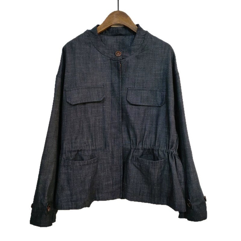 Retro trench kabát inšpirovaný kórejským štýlom, s jedným radom gombov, stojací golier, šnúrka v páse, voľný strih, ležérna elegancia