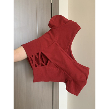 Crveni ženski kratki T-shirt s kratkim rukavima, otvorenim leđima, uskim krojem, dizajn inspiriran joga, ljeto