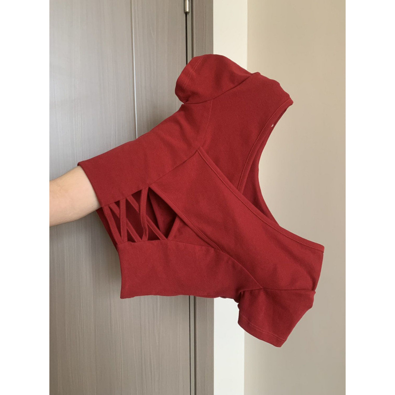 Crveni ženski kratki T-shirt s kratkim rukavima, otvorenim leđima, uskim krojem, dizajn inspiriran joga, ljeto