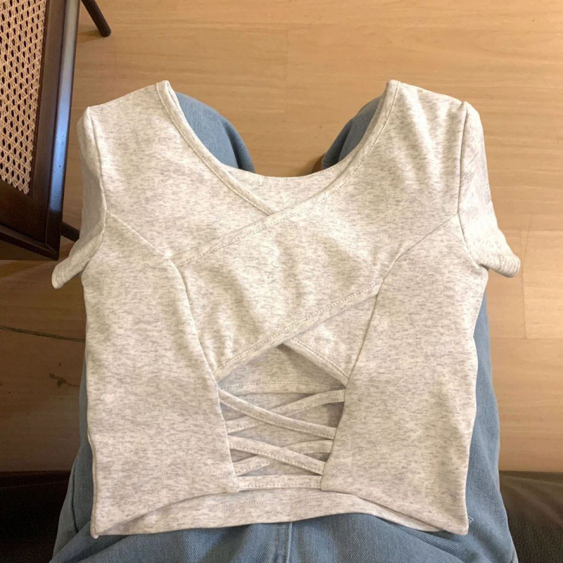 Crveni ženski kratki T-shirt s kratkim rukavima, otvorenim leđima, uskim krojem, dizajn inspiriran joga, ljeto