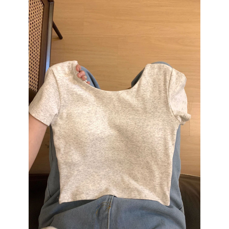 Crveni ženski kratki T-shirt s kratkim rukavima, otvorenim leđima, uskim krojem, dizajn inspiriran joga, ljeto