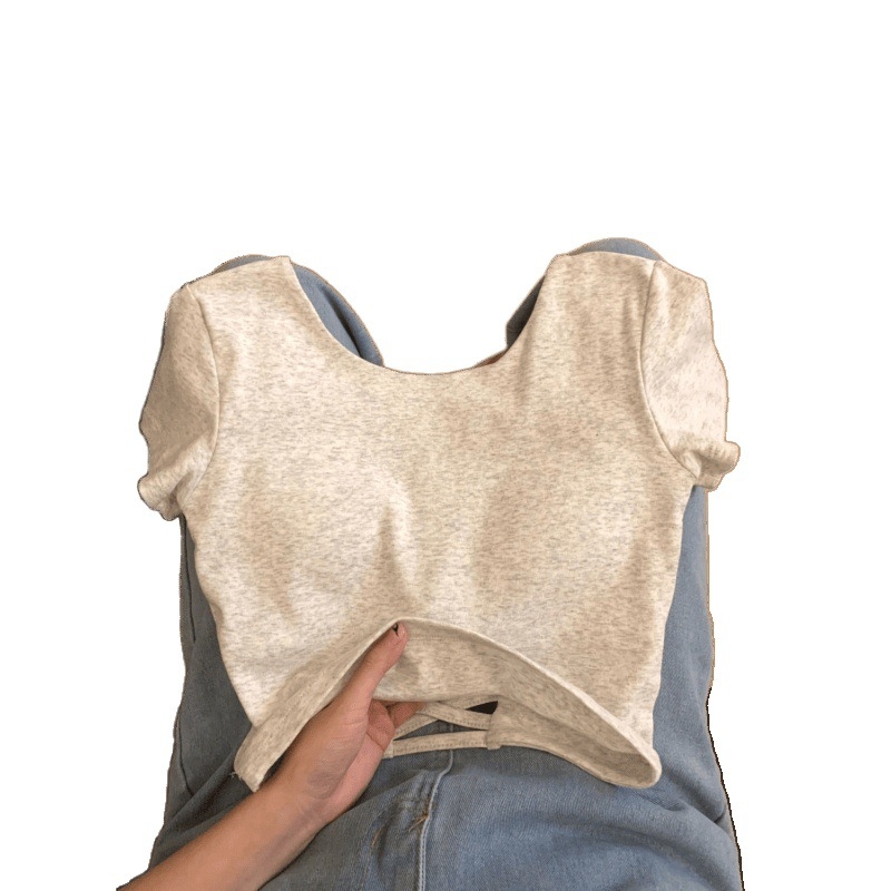Crveni ženski kratki T-shirt s kratkim rukavima, otvorenim leđima, uskim krojem, dizajn inspiriran joga, ljeto