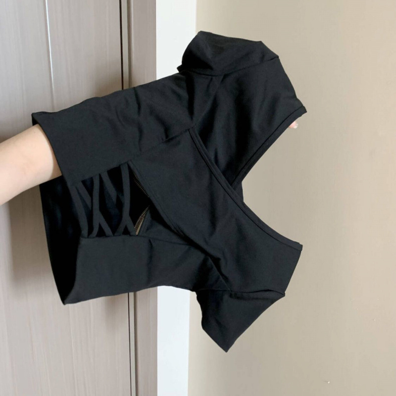 Crveni ženski kratki T-shirt s kratkim rukavima, otvorenim leđima, uskim krojem, dizajn inspiriran joga, ljeto