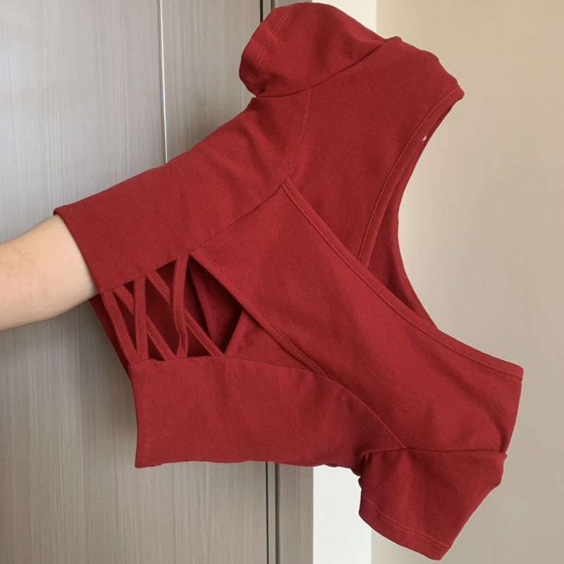 Crveni ženski kratki T-shirt s kratkim rukavima, otvorenim leđima, uskim krojem, dizajn inspiriran joga, ljeto