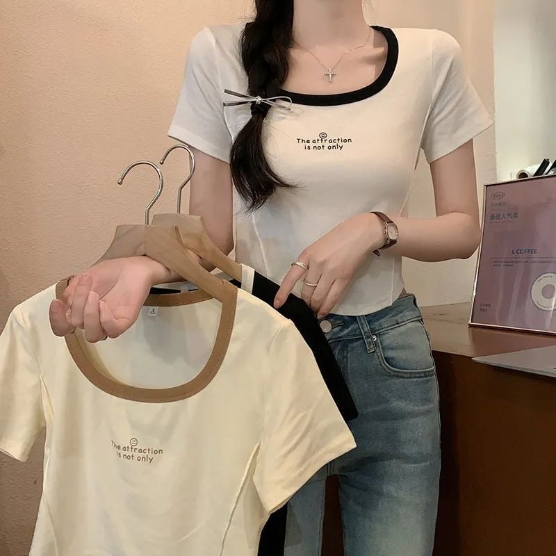 Ženski T‑shirt s kratkim rukavima i kvadratnim ovratnikom, rebrasti uzorak, uski kroj, blok boja, poliester-elastan