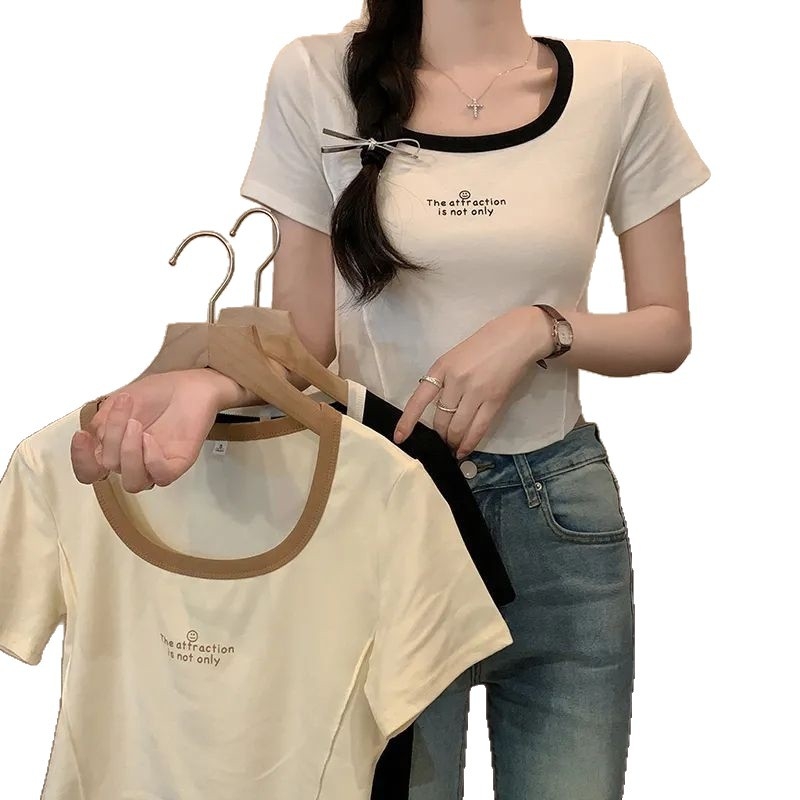 Ženski T‑shirt s kratkim rukavima i kvadratnim ovratnikom, rebrasti uzorak, uski kroj, blok boja, poliester-elastan