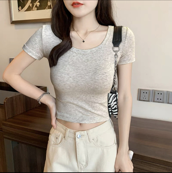 Ženski crni crop top s kratkim rukavima i okruglim izrezom, uski kroj, visok struk, otkriva trbuh, korejski stil, ljetni jednobojni top