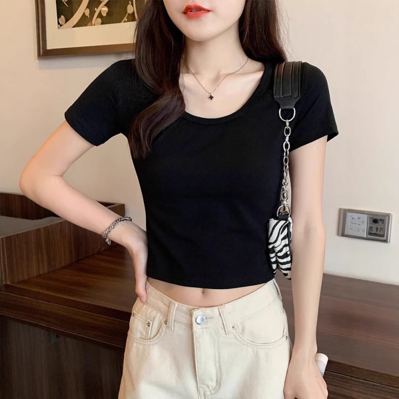 Ženski crni crop top s kratkim rukavima i okruglim izrezom, uski kroj, visok struk, otkriva trbuh, korejski stil, ljetni jednobojni top
