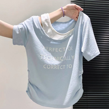 Ženski T-shirt s kosim ramenom i kratkim rukavima, iluzija dvodijelnog dizajna, uski kroj, ljetni model 2025