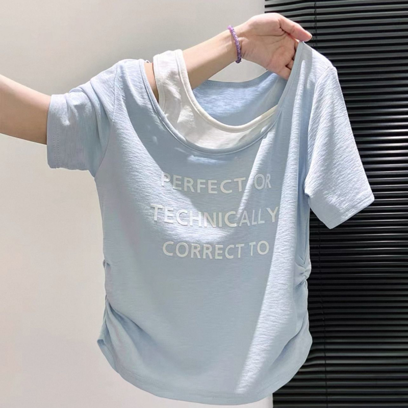 Ženski T-shirt s kosim ramenom i kratkim rukavima, iluzija dvodijelnog dizajna, uski kroj, ljetni model 2025