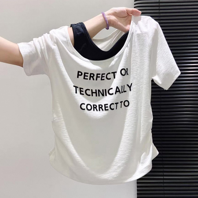 Ženski T-shirt s kosim ramenom i kratkim rukavima, iluzija dvodijelnog dizajna, uski kroj, ljetni model 2025