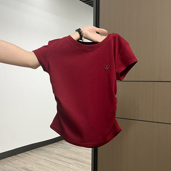 Ženski kratki T-shirt s crvenim srčanim vezom, ljeto 2025, novi dizajn, uski kroj