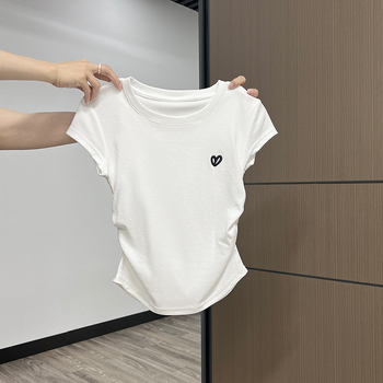 Ženski kratki T-shirt s crvenim srčanim vezom, ljeto 2025, novi dizajn, uski kroj