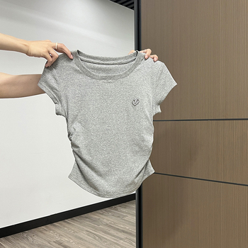 Ženski kratki T-shirt s crvenim srčanim vezom, ljeto 2025, novi dizajn, uski kroj