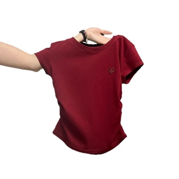 Ženski kratki T-shirt s crvenim srčanim vezom, ljeto 2025, novi dizajn, uski kroj