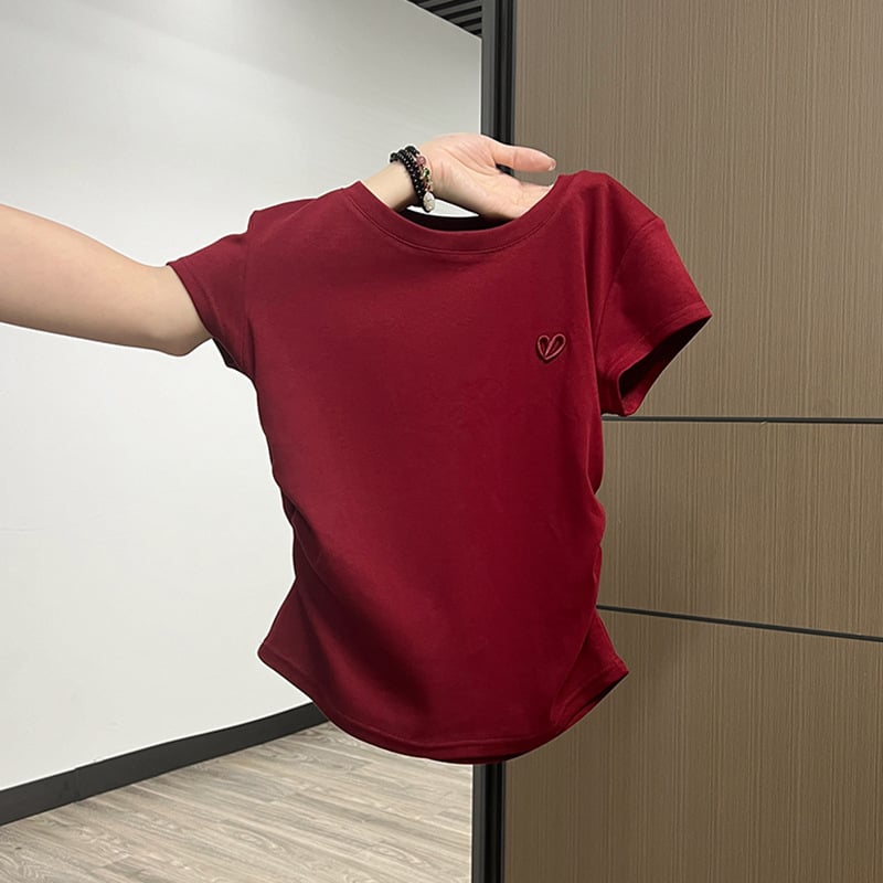 Ženski kratki T-shirt s crvenim srčanim vezom, ljeto 2025, novi dizajn, uski kroj