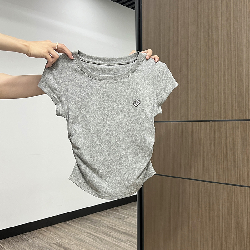 Ženski kratki T-shirt s crvenim srčanim vezom, ljeto 2025, novi dizajn, uski kroj