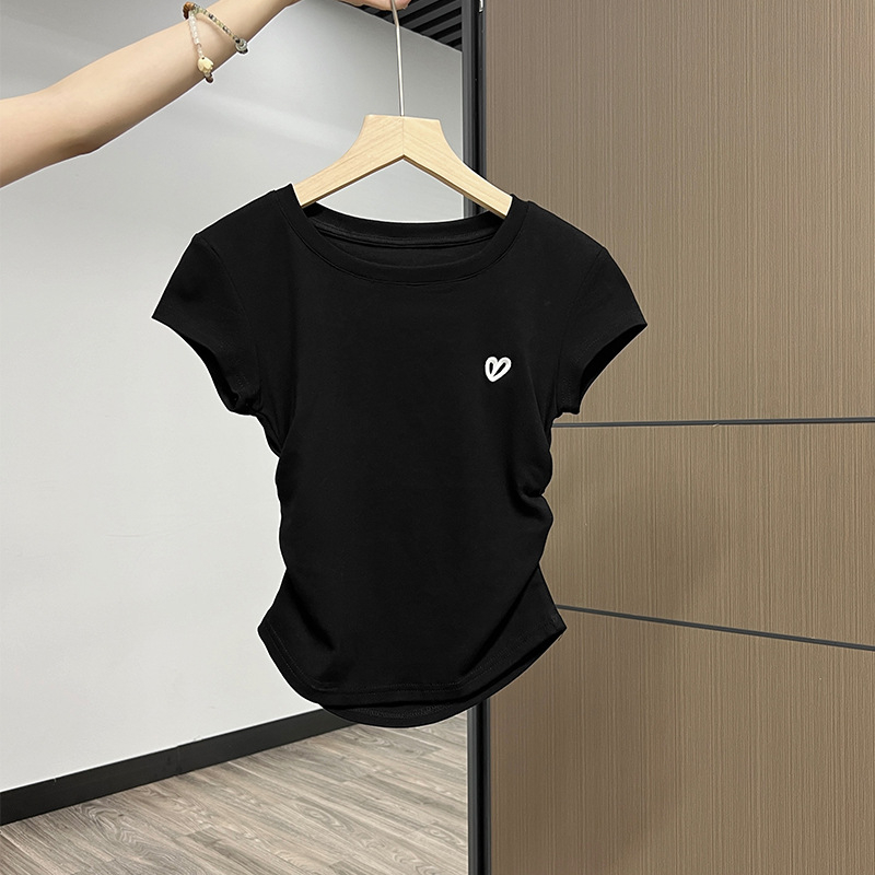 Ženski kratki T-shirt s crvenim srčanim vezom, ljeto 2025, novi dizajn, uski kroj