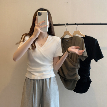 Milk Silk Slim-Fit majica s V-izrezom i križnim detaljem, kratki rukavi, za žene, ljeto 2025