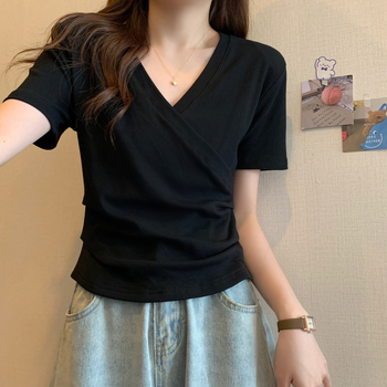 Milk Silk Slim-Fit majica s V-izrezom i križnim detaljem, kratki rukavi, za žene, ljeto 2025