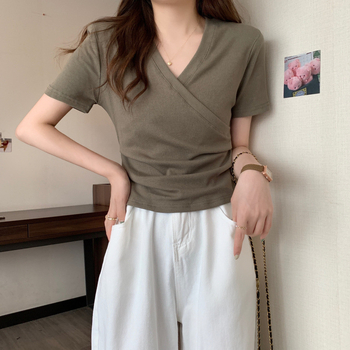 Milk Silk Slim-Fit majica s V-izrezom i križnim detaljem, kratki rukavi, za žene, ljeto 2025