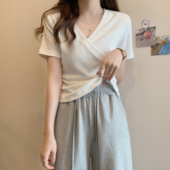 Milk Silk Slim-Fit majica s V-izrezom i križnim detaljem, kratki rukavi, za žene, ljeto 2025