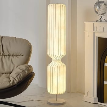 Krem boje podna lampa uz kauč u dnevnom prostoru, luksuzna kreativna stojeća svjetiljka za dekoraciju spavaće sobe, sjenilo od tkanine.