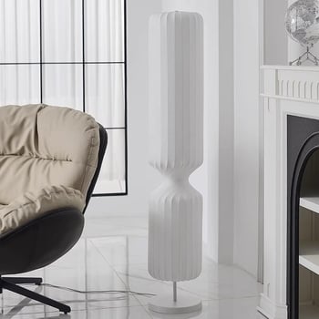 Krem boje podna lampa uz kauč u dnevnom prostoru, luksuzna kreativna stojeća svjetiljka za dekoraciju spavaće sobe, sjenilo od tkanine.