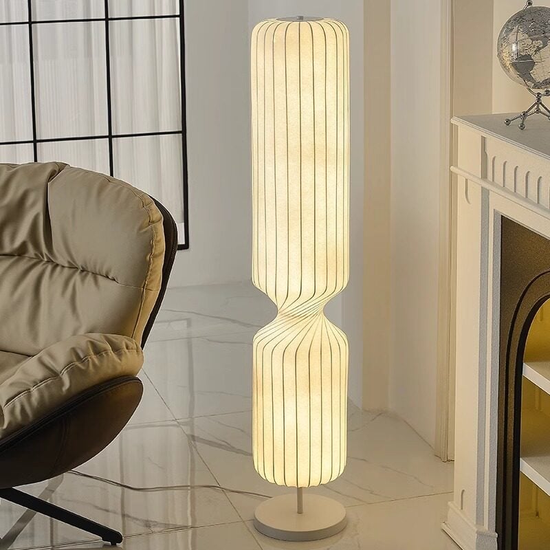 Krem boje podna lampa uz kauč u dnevnom prostoru, luksuzna kreativna stojeća svjetiljka za dekoraciju spavaće sobe, sjenilo od tkanine.