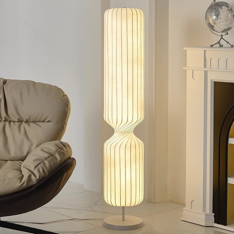 Krem boje podna lampa uz kauč u dnevnom prostoru, luksuzna kreativna stojeća svjetiljka za dekoraciju spavaće sobe, sjenilo od tkanine.