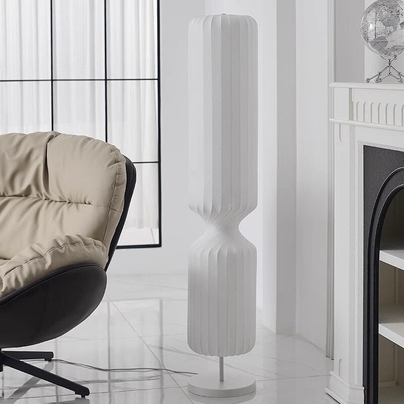 Krem boje podna lampa uz kauč u dnevnom prostoru, luksuzna kreativna stojeća svjetiljka za dekoraciju spavaće sobe, sjenilo od tkanine.