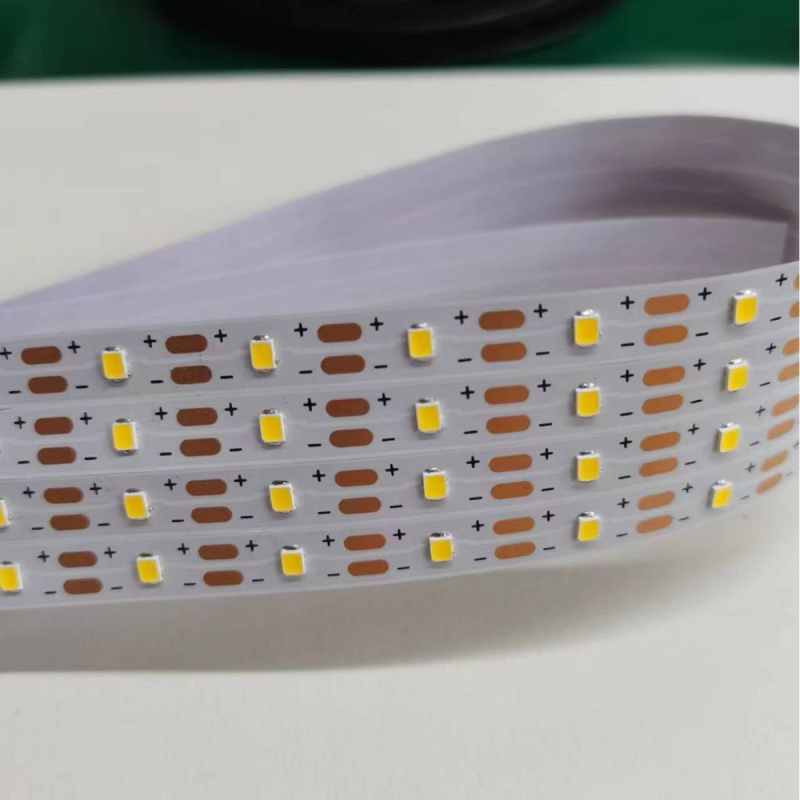 3V LED traka s kućištem za bateriju tipa gumb – unutarnje osvjetljenje, 2835 LED, 60/100/120 LED, 24–26 lm po LED-u, kut snopa 120°, 3–6 W, ručni prekidač, nije vodootporna