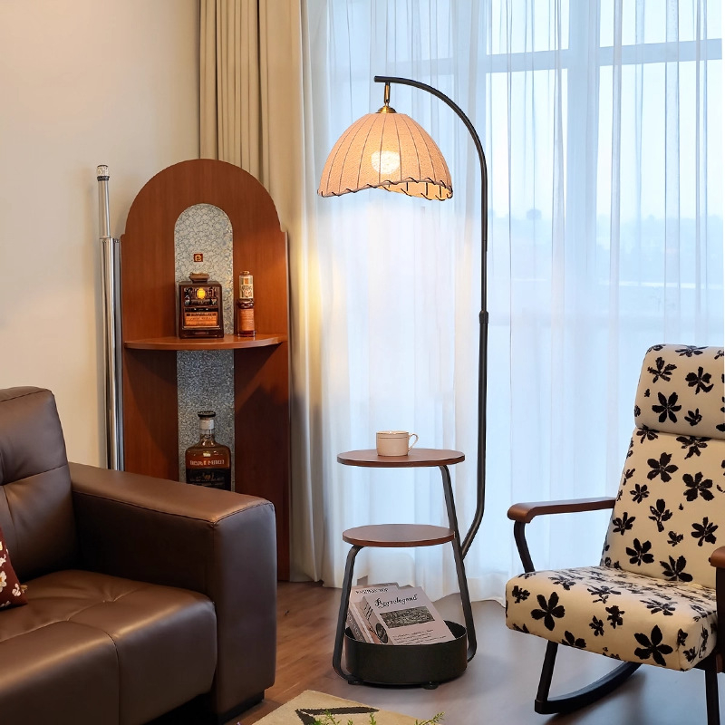 Podna lampa s integriranim policama za pohranu, u srednjevjekovnom stilu – retro američki dizajn za dnevni boravak i noćni ormarić