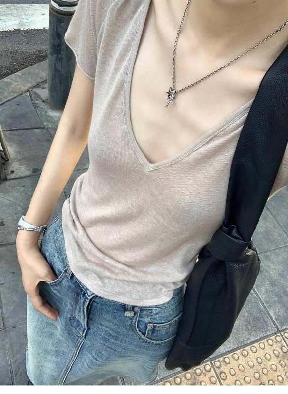 Ženski T‑shirt s V izrezom i kratkim rukavima od Tencel vlakna, lagano prozračan, uski kroj, dizajnerski top