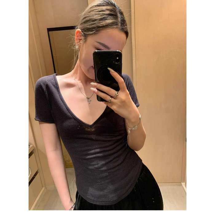 Ženski T‑shirt s V izrezom i kratkim rukavima od Tencel vlakna, lagano prozračan, uski kroj, dizajnerski top