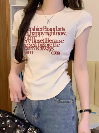 Pamukasto T‑shirt s kratkim rukavima i okruglim izrezom, natpisom s slovima, uski kroj s naborom u struku, svestran ženski top u američkom retro stilu