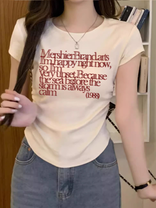 Pamukasto T‑shirt s kratkim rukavima i okruglim izrezom, natpisom s slovima, uski kroj s naborom u struku, svestran ženski top u američkom retro stilu