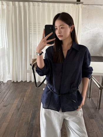 Ženska bluza od ramije s prozračnom tkaninom i kožnim pojasom u struku, korejski chic gradski stil, proljeće 2026, model 26574