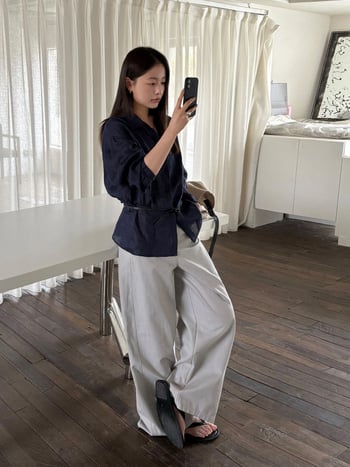 Ženska bluza od ramije s prozračnom tkaninom i kožnim pojasom u struku, korejski chic gradski stil, proljeće 2026, model 26574