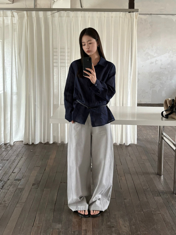 Ženska bluza od ramije s prozračnom tkaninom i kožnim pojasom u struku, korejski chic gradski stil, proljeće 2026, model 26574
