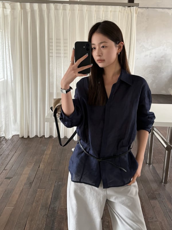 Ženska bluza od ramije s prozračnom tkaninom i kožnim pojasom u struku, korejski chic gradski stil, proljeće 2026, model 26574