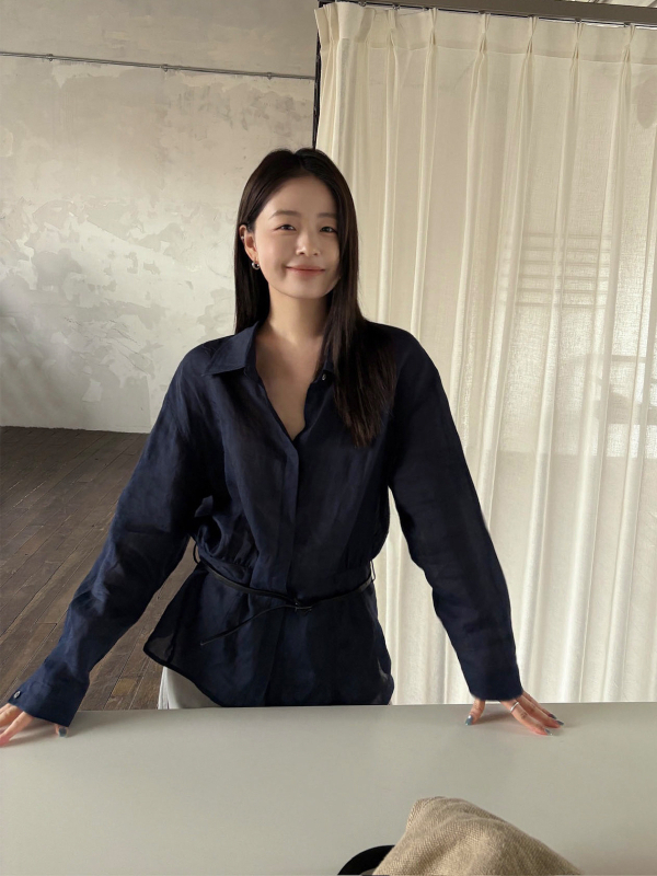 Ženska bluza od ramije s prozračnom tkaninom i kožnim pojasom u struku, korejski chic gradski stil, proljeće 2026, model 26574