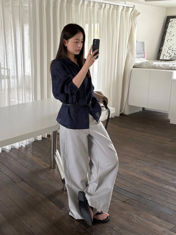 Ženska bluza od ramije s prozračnom tkaninom i kožnim pojasom u struku, korejski chic gradski stil, proljeće 2026, model 26574