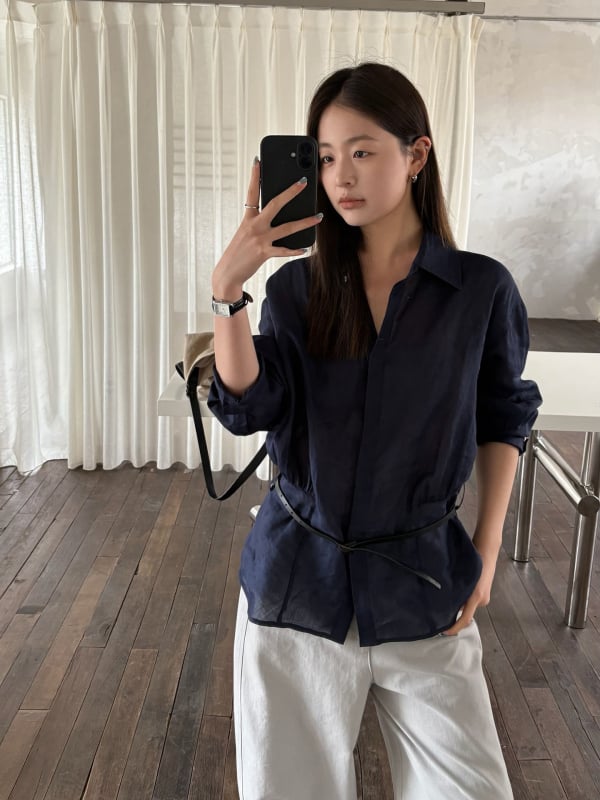 Ženska bluza od ramije s prozračnom tkaninom i kožnim pojasom u struku, korejski chic gradski stil, proljeće 2026, model 26574